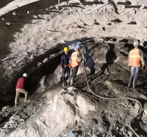 东成镇隧道拱顶带模注浆料，微膨胀注浆料的特点及施工工艺